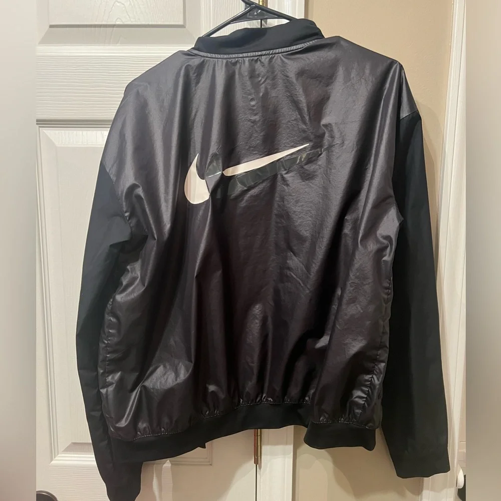 Women’s Nike running windbreaker size L - Picture 6 of 8